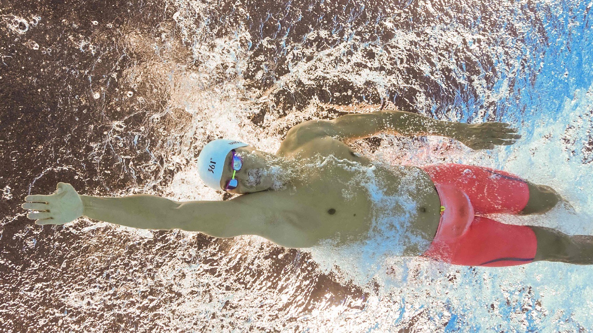 德甲高空轰炸：精彩头球瞬间令人拍案叫绝，德甲空场